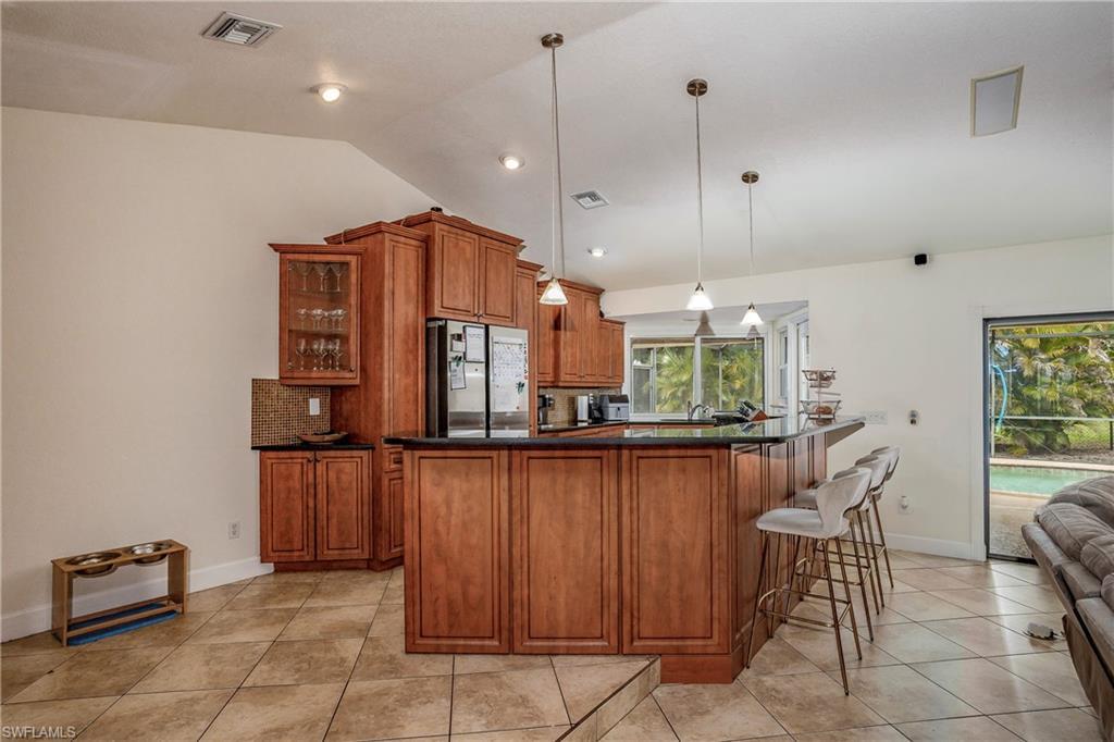 Image 4: Kitchen