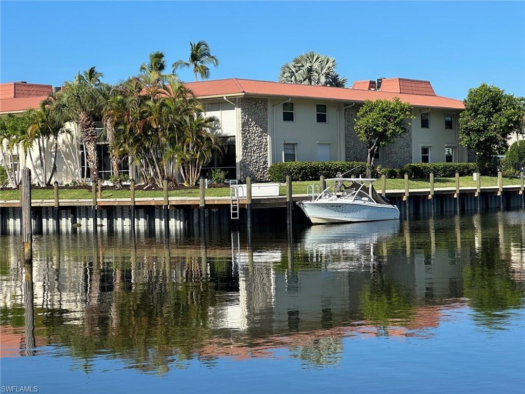 Image 1: Corner unit -Views of both canals.