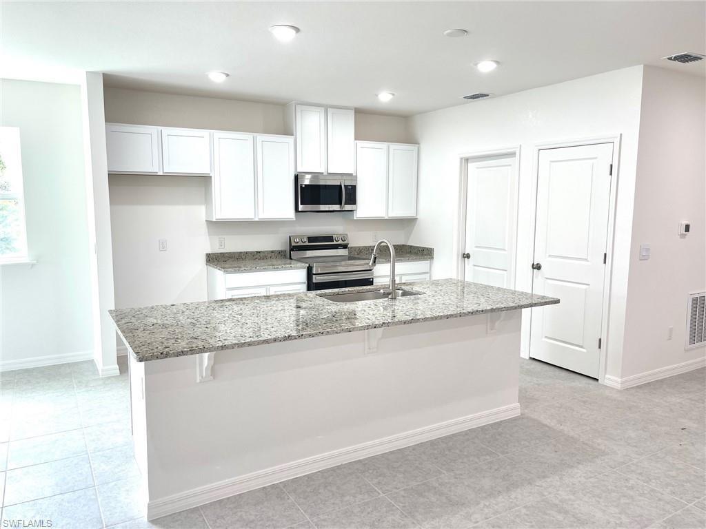Image 4: Gorgeous Kitchen- Granite countertops & stainless appliances