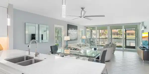 880 Huron