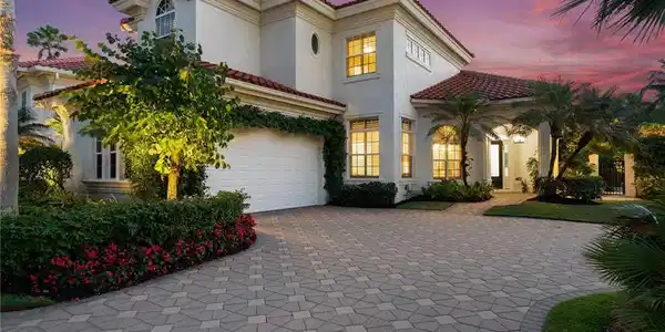 8723 La Palma LN
