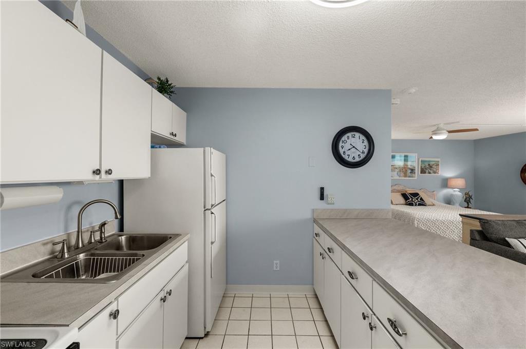 Image 4: kitchen
