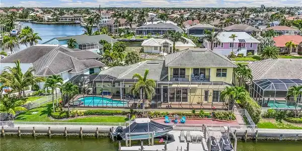 940 Moon CT
