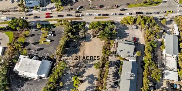 Image 3: Ideal Location.