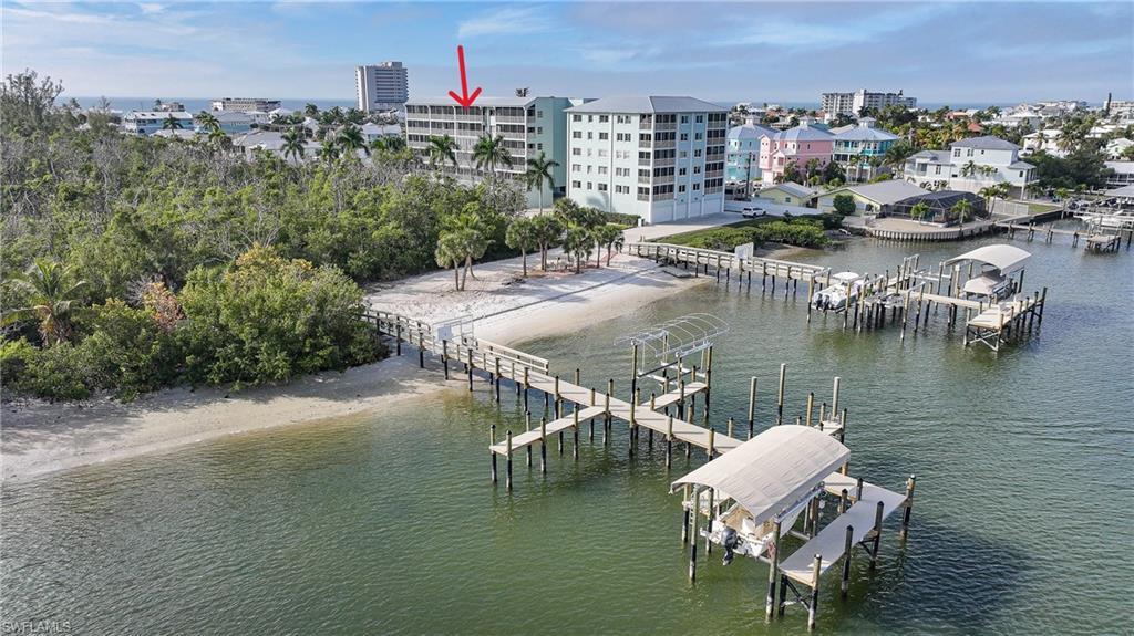 Image 2: Located on the Bay with Private Beach