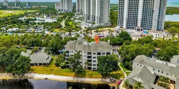 Image 2: Gorgeous Lake View
