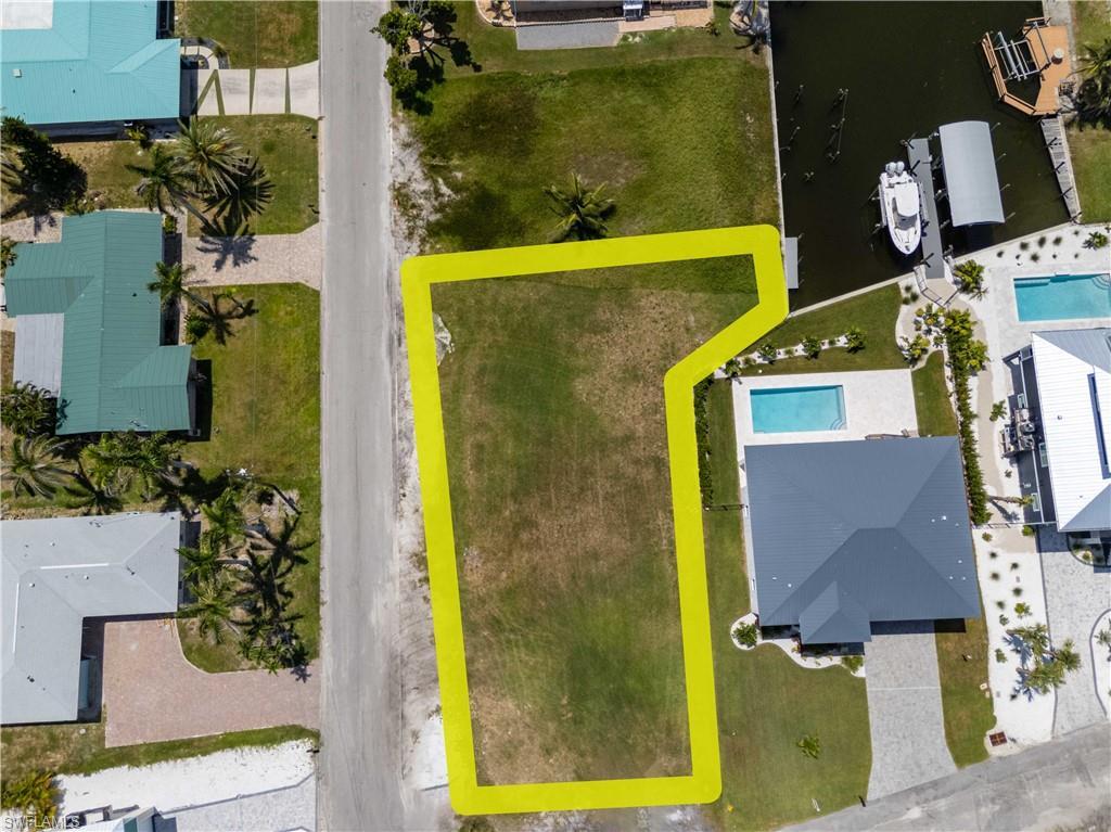 Image 3: Almost 1/3 acre of land!!