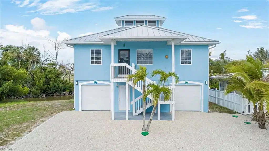 Image 1: very bright and inviting beach house with new  lime stone driveway