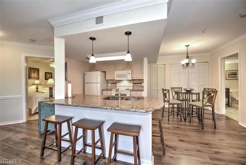 Image 3: Beautiful Kitchen & 5 O'CLock Somewhere Bar!