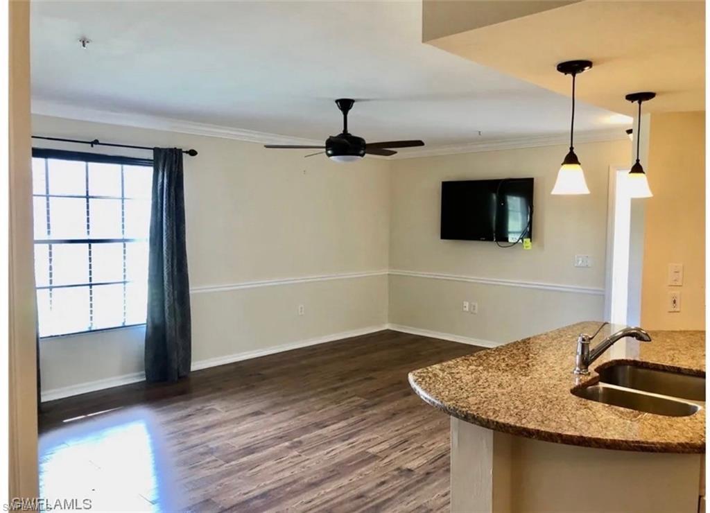 Image 4: Dining Room Area & Kitchen Bar