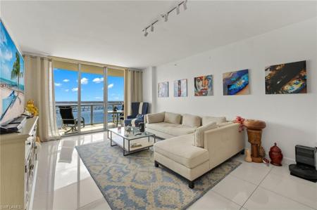 3000 Oasis Grand BLVD