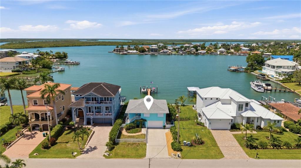 Image 3: Located on Isles of Capri largest bay