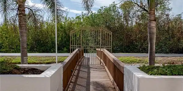 Image 4: This is the path from Pool to Tram pick up!