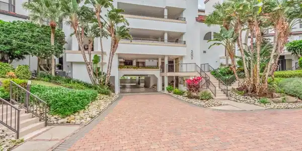 332 La Peninsula BLVD