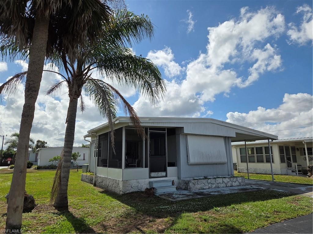 Image 1: Ideally located on a corner lot! On your land on this little footprint in paradise!