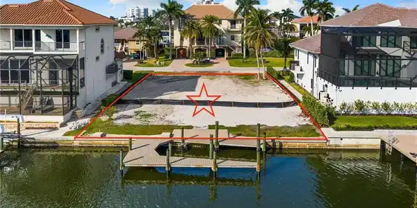 Image 4: Drone footage of the dock and what would be the back of the home facing south.