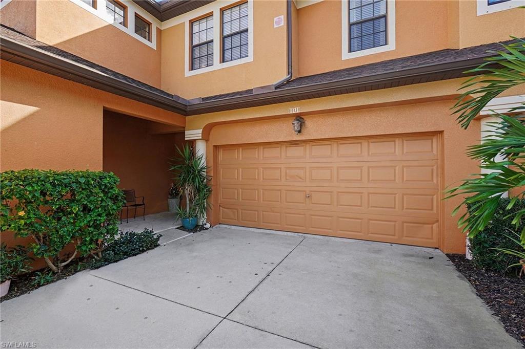 Image 3: Garage with driveway