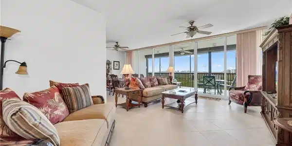 Image 3: Living Room