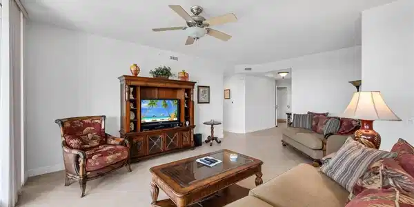 Image 4: Living Room