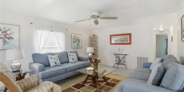 Image 4: Living room with a ceiling fan
