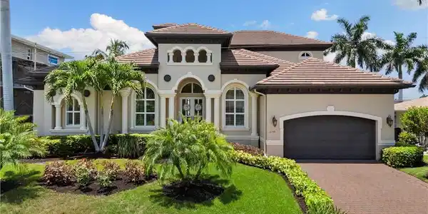 Image 2: Close to beach, shops, restaurants and a short out to the Gulf