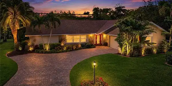 880 Deep Lagoon LN