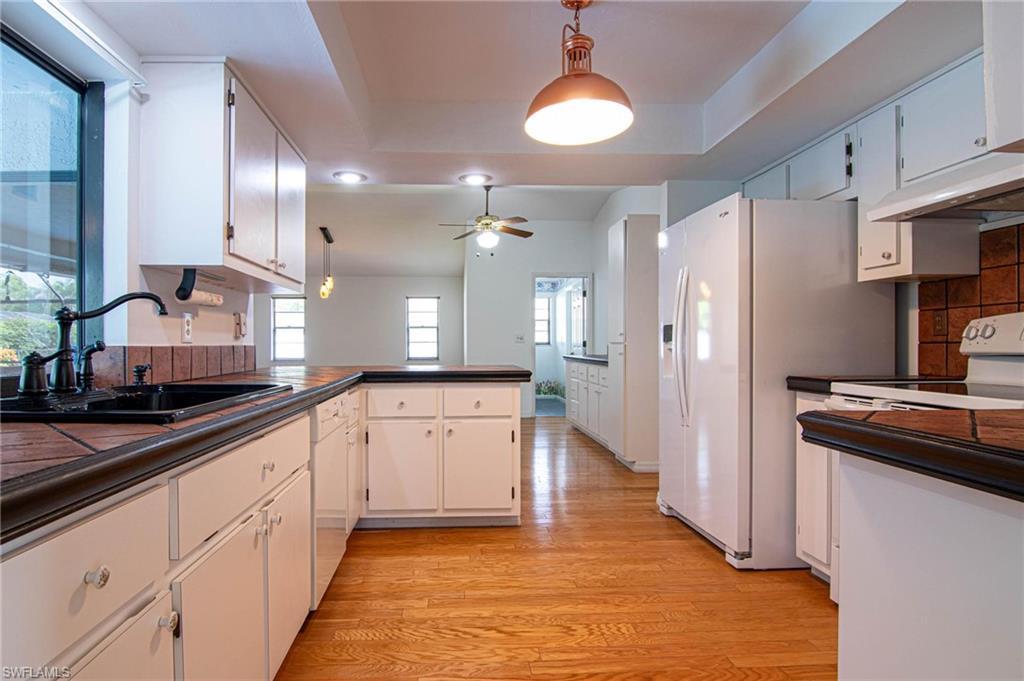 Image 4: Large bright kitchen features newer appliances, fixtures and breakfast bar!