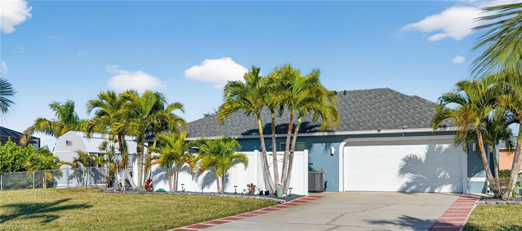 Image 3: Side-loading Garage