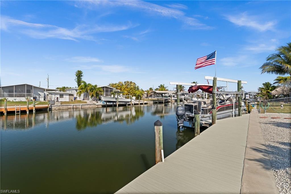 Image 3: Boat Lift with Composite Dock