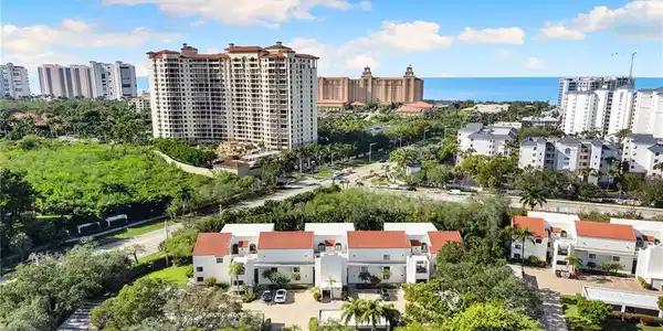 592 Beachwalk CIR