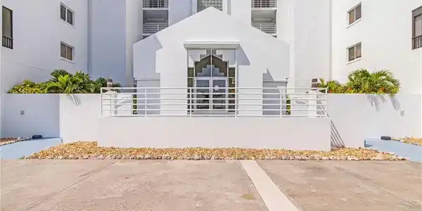 Image 3: ENTRY TO OCEAN HARBOUR BUILDING 4745.