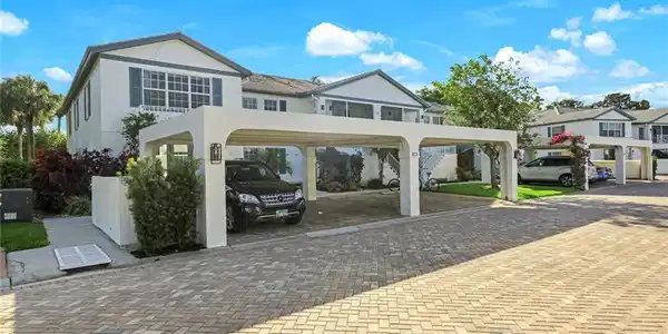 Image 2: Carport