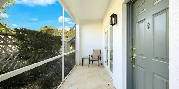 Image 3: Screened Front entry