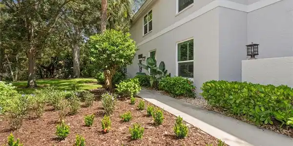 Image 4: Private side entrance