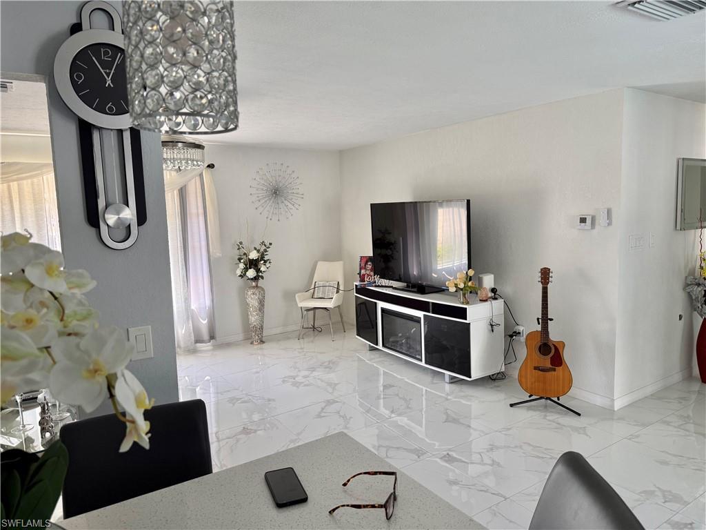 Image 4: Living area with baseboards