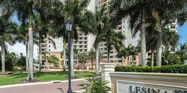 Image 2: Lesina entrance sign
