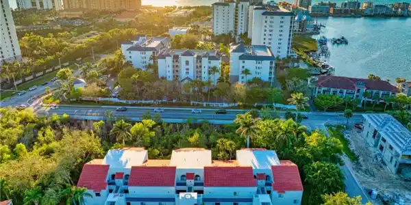 586 Beachwalk CIR
