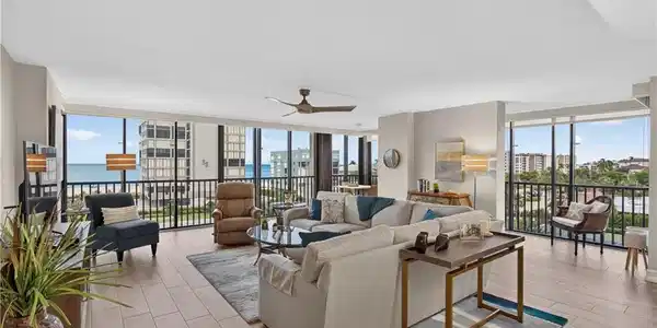 Image 2: Floor to Ceiling Windows letting the views and natural light inside!