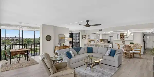 Image 4: Open Floor Plan, Wood-like tile floors throughout the condo!