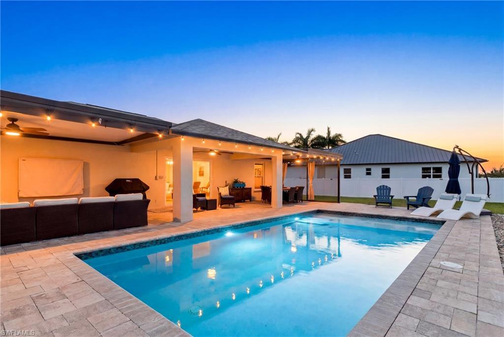 Image 3: This home is located with walking distance to schools, easy access to shopping and restaurants and would make a FABULOUS permanent home or evvn a vacation rental!