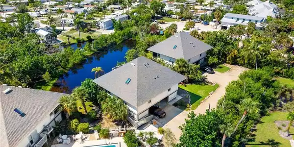 1039 Beach RD