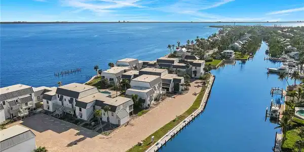 760 Sextant DR