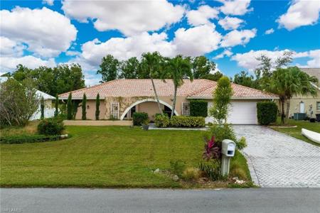 2136 Lochmoor CIR