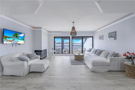 410 La Peninsula BLVD
