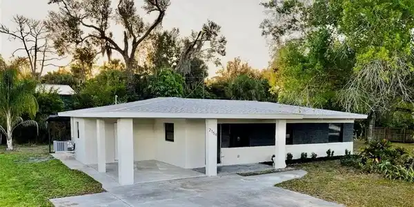 2154 E Gardenia CIR