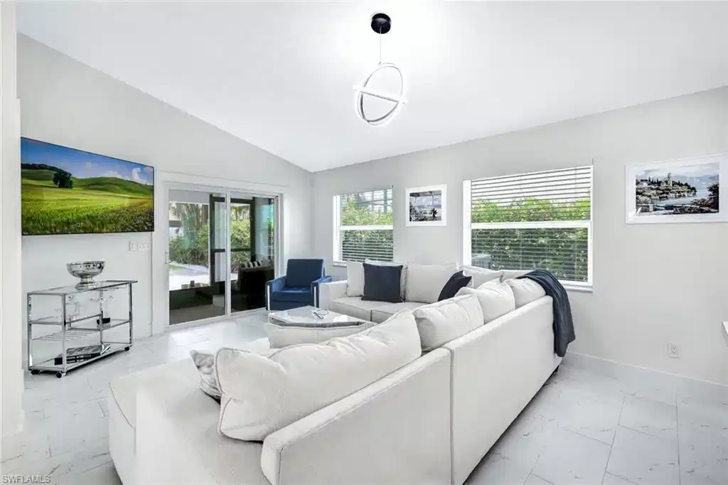 Image 1: Bright contemporary home with vaulted ceilings!