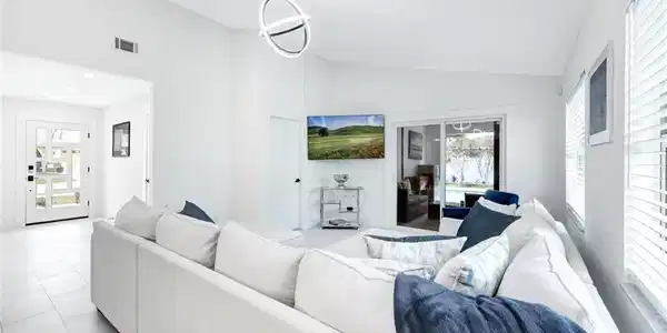 Image 2: Spacious living room with a view of the pool