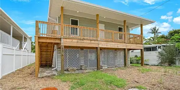627 Palm AVE