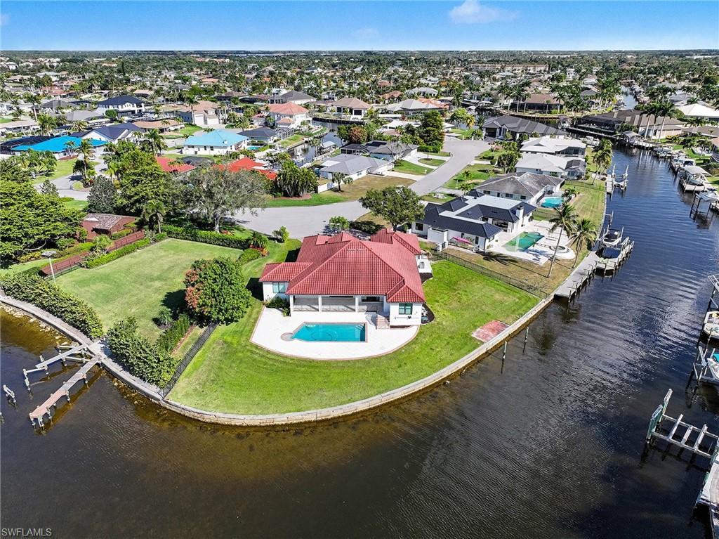 Image 2: Huge yard- Canal, lagoon, and river views