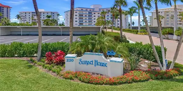 220 Seaview CT